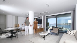 Suite, pemandangan laut | 1 kamar tidur, brankas, kedap suara, dan setrika/meja setrika