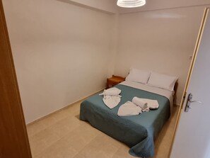 2 makuuhuonetta, tallelokero huoneessa, silitysrauta/-lauta