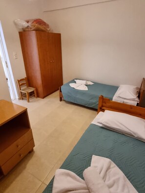 2 chambres, coffres-forts dans les chambres, fer et planche à repasser