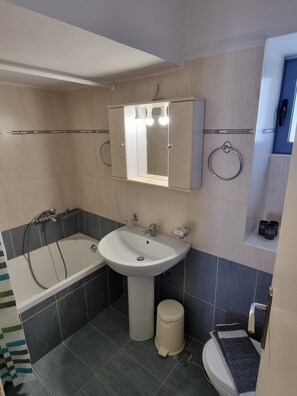 Ilmaiset hygieniatuotteet, hiustenkuivaaja, pyyhkeet, saippua