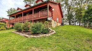 Exterior - Magic Mountain Cabin w/ Fire Pit & Views: Cozy 3BR by Beyond Expectations (Sevierville)