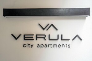 Un cartel que dice 'VERULA city apartments' con un diseño moderno.