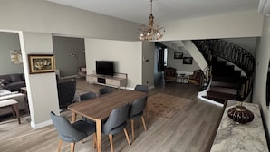 Elite-Apartment, 4 Schlafzimmer, Stadtblick | Wohnbereich | 50-Zoll-Smart-TV mit Kabelempfang, Fernseher