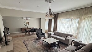 Elite-Apartment, 4 Schlafzimmer, Stadtblick | Wohnbereich | 50-Zoll-Smart-TV mit Kabelempfang, Fernseher