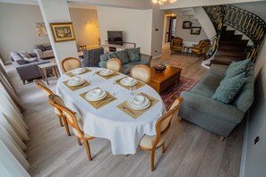 Departamento Elite, 4 habitaciones, vista a la ciudad | Área de sala de estar | Smart TV de 50 pulgadas con canales por cable y televisión 