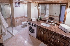 Elite Apartment, 4 Bedrooms, City View | Bathroom | Rainfall showerhead, hair dryer, towels, soap - Verula City Apartments (Trabzon)