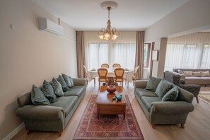 Apartamento elite, 4 quartos, vista para a cidade | Roupas de cama premium, individualmente decorados