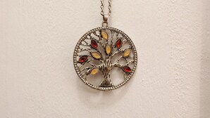 A pendant necklace with a tree design. - BnButler - Pellegrino Rossi 42 (Milan)
