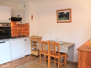 Fridge, oven, stovetop, dishwasher - Cozy Studio for 2 Near Vars Les Claux Slopes & Shops (Vars)
