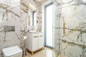 Shower, rainfall showerhead, free toiletries, hair dryer - Mielno Hotel Boutique (Mielno)