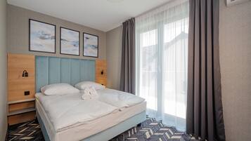 Desk, free WiFi, bed sheets