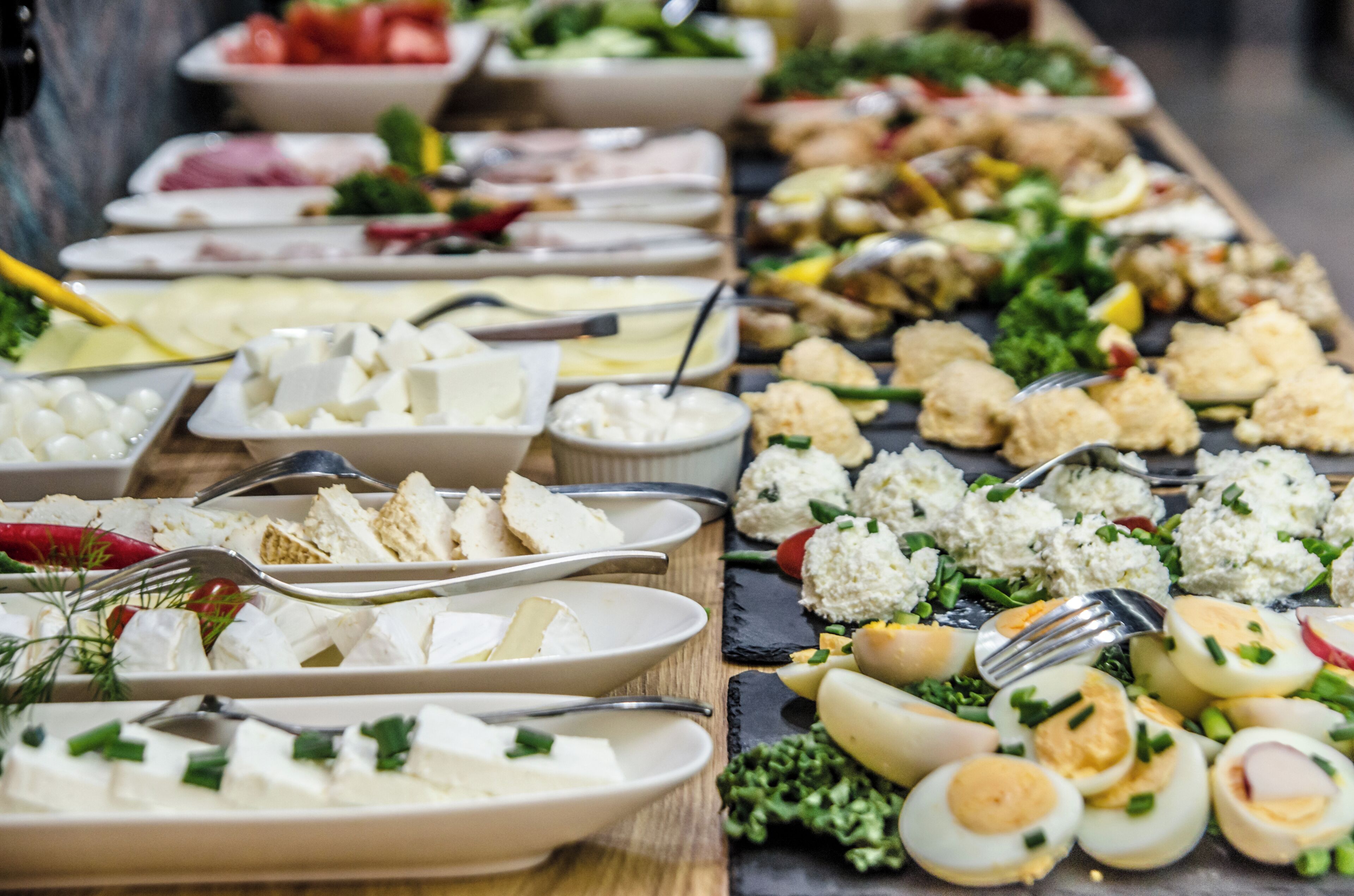 Un buffet proposant une variété de plats et d’ustensiles.