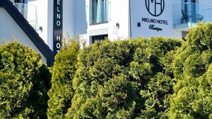A modern hotel building with a prominent sign reading 'MIELNO HOTEL Boutique.' - Mielno Hotel Boutique (Mielno)
