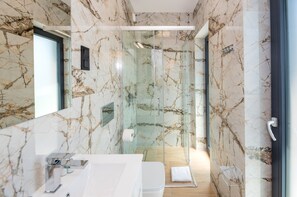 Shower, rainfall showerhead, free toiletries, hair dryer - Mielno Hotel Boutique (Mielno)