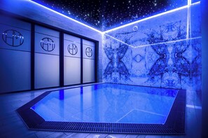 Piscine couverte, cabanons gratuits