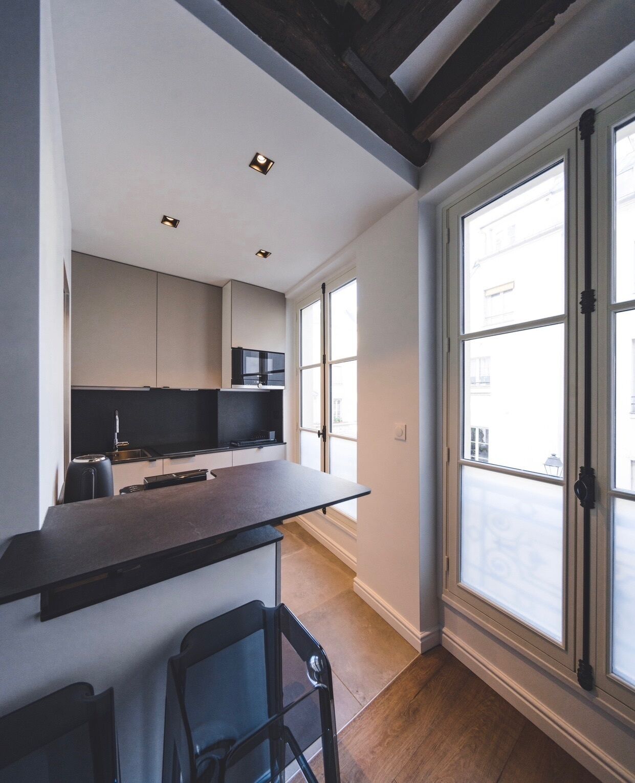 Refrigerador, microondas, parrilla de estufa y cafetera y tetera 