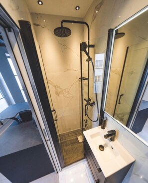 Douche, serviettes fournies, papier toilette