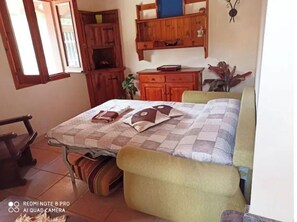 1 bedroom, bed sheets