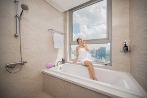 Apartamento grand, 3 quartos, sacada, vista para a cidade | Banheiro | Produtos de toalete de grife, secador de cabelo, roupões de banho 