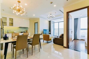 Appartement Majestueux, 2 chambres, balcon, vue ville | Coin séjour | TV connectée