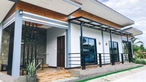 Front of property - Poolsawat Resort (Prachuap Khiri Khan)