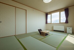 Individually decorated, individually furnished, desk, laptop workspace - Niseko House in Ezo Fujiya (Kutchan)