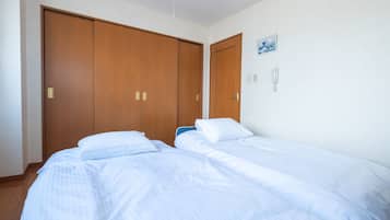 3 bedrooms, individually decorated, individually furnished, desk