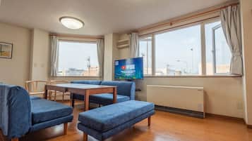 Deluxe Suite | 3 bedrooms, individually decorated, individually furnished, desk