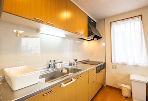 Deluxe Suite | Private kitchen | Full-sized fridge, microwave, stovetop, dishwasher - Niseko House in Ezo Fujiya (Kutchan)