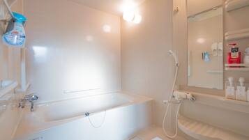 Deluxe Suite | Bathroom | Hair dryer, towels, soap, shampoo