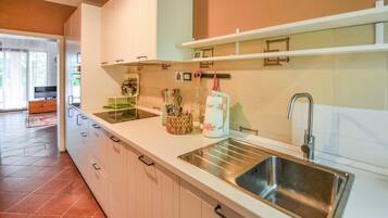 Fridge, dishwasher, coffee/tea maker