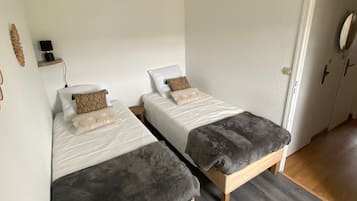2 habitaciones y tabla de planchar con plancha