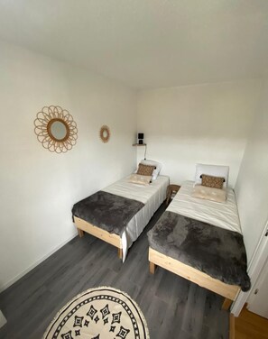 2 Schlafzimmer, Bügeleisen/Bügelbrett