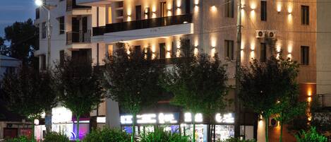 Fachada da propriedade à noite