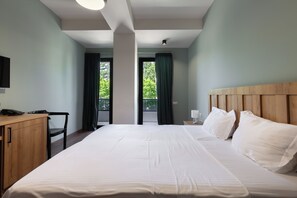 Escritorio, wifi gratis y ropa de cama 