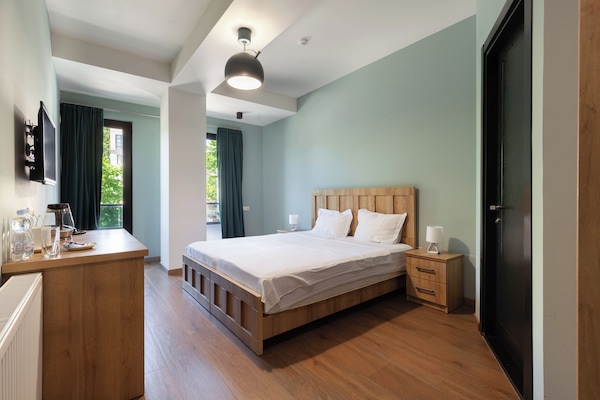 Escritorio, wifi gratis y ropa de cama