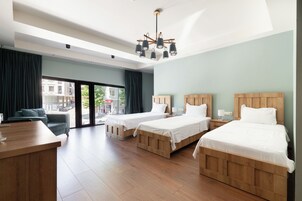 Escritorio, wifi gratis y ropa de cama 