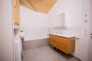 Asciugacapelli, asciugamani, sapone, shampoo