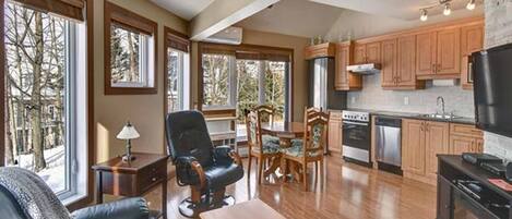 Luxe appartement, 1 slaapkamer, uitzicht op bergen | Woonruimte | Flatscreentelevisie, een open haard, Netflix en streamingdiensten