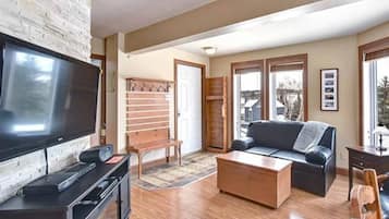 Condo superluxo, 1 quarto, vista para a montanha | Área de estar | TV de tela plana 43 polegadas com canais via satélite, TV, lareira