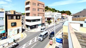 Un edificio moderno de varios pisos, situado en una zona urbana bajo un cielo despejado.