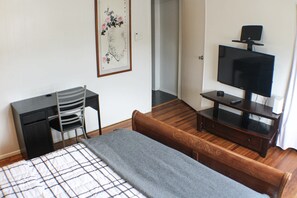 3 bedrooms, desk, iron/ironing board, travel crib