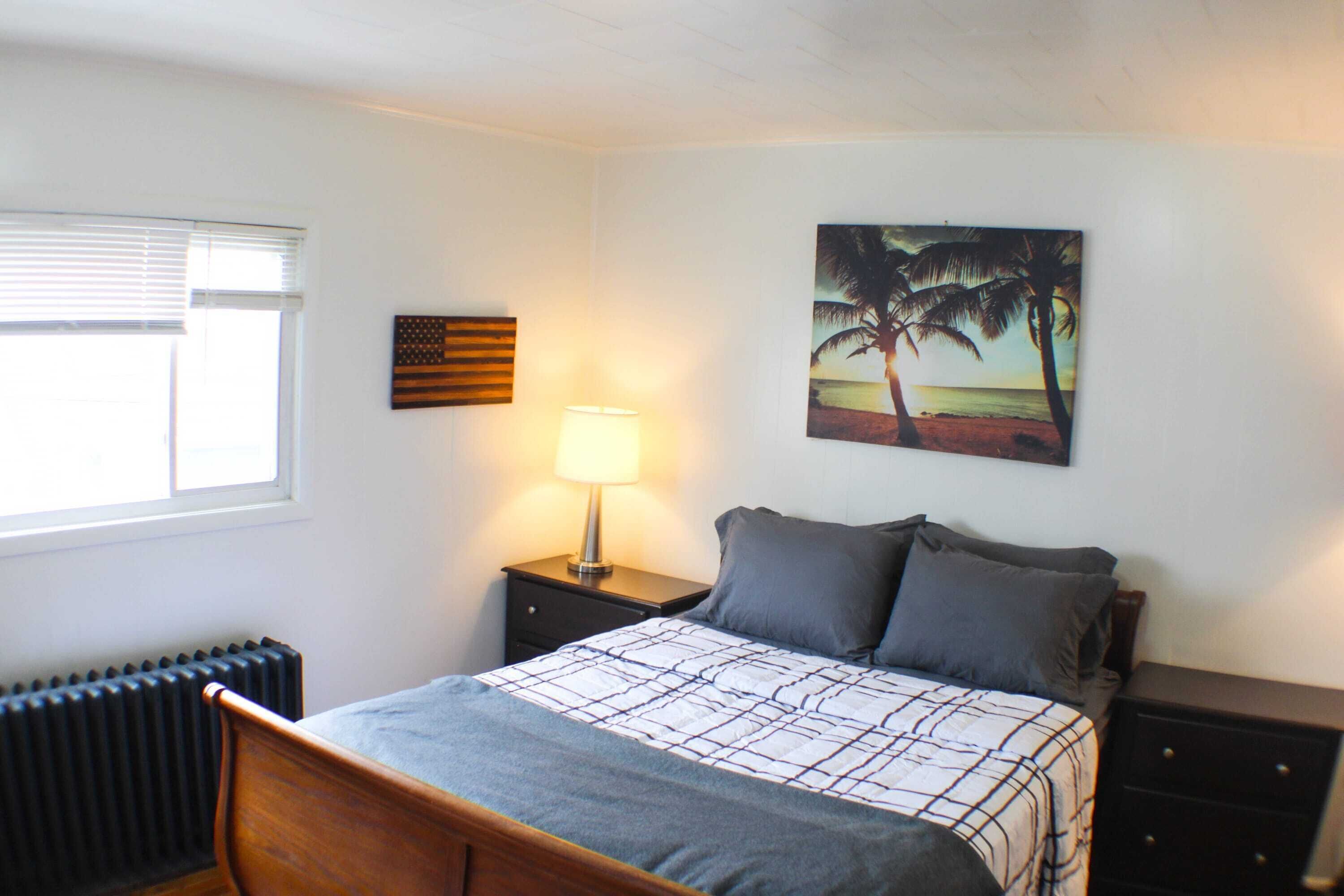 3 soverom, skrivebord, strykejern/-brett og reiseseng for barn