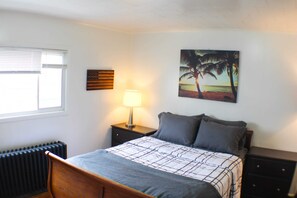 3 makuuhuonetta, työpöytä, silitysrauta/-lauta, vauvan matkasänky