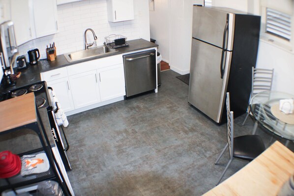 Réfrigérateur, micro-ondes, four, plaque de cuisson