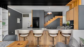 Apartamento exclusivo | Cozinha privada | Geladeira, micro-ondas, fogão, cooktop