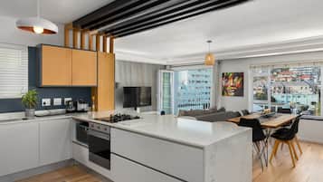 Apartamento exclusivo | Cozinha privada | Geladeira, micro-ondas, fogão, cooktop