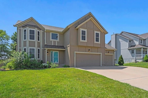 Large Home Quiet Neighborhood 5 BR-KingBeds