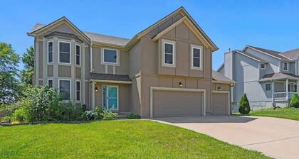 Large Home Quiet Neighborhood 5 BR-KingBeds