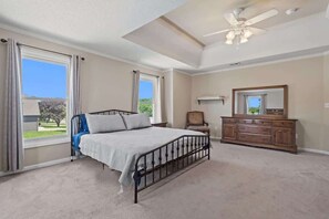 5 slaapkamers, een strijkplank/strijkijzer, reisbedje, wifi